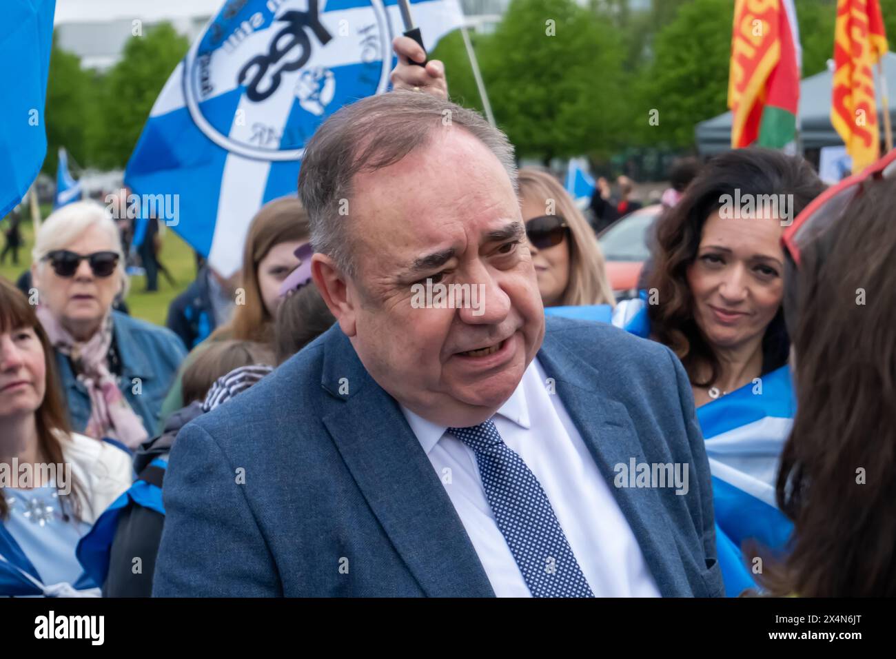Glasgow, Scozia, Regno Unito. 4 maggio 2024. L'ex primo ministro della Scozia e ora leader del Partito Alba Alex Salmond si unisce ai sostenitori dell'indipendenza scozzese per marciare da Kelvingrove Park attraverso il centro della città per un raduno a Glasgow Green. L'evento è stato organizzato dal gruppo All Under One Banner. Crediti: SKULLY/Alamy Live News Foto Stock