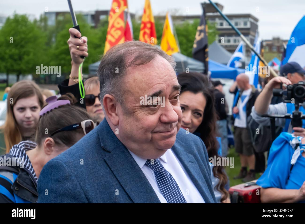 Glasgow, Scozia, Regno Unito. 4 maggio 2024. L'ex primo ministro della Scozia e ora leader del Partito Alba Alex Salmond si unisce ai sostenitori dell'indipendenza scozzese per marciare da Kelvingrove Park attraverso il centro della città per un raduno a Glasgow Green. L'evento è stato organizzato dal gruppo All Under One Banner. Crediti: SKULLY/Alamy Live News Foto Stock