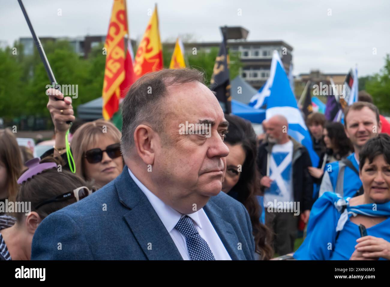 Glasgow, Scozia, Regno Unito. 4 maggio 2024. L'ex primo ministro della Scozia e ora leader del Partito Alba Alex Salmond si unisce ai sostenitori dell'indipendenza scozzese per marciare da Kelvingrove Park attraverso il centro della città per un raduno a Glasgow Green. L'evento è stato organizzato dal gruppo All Under One Banner. Crediti: SKULLY/Alamy Live News Foto Stock