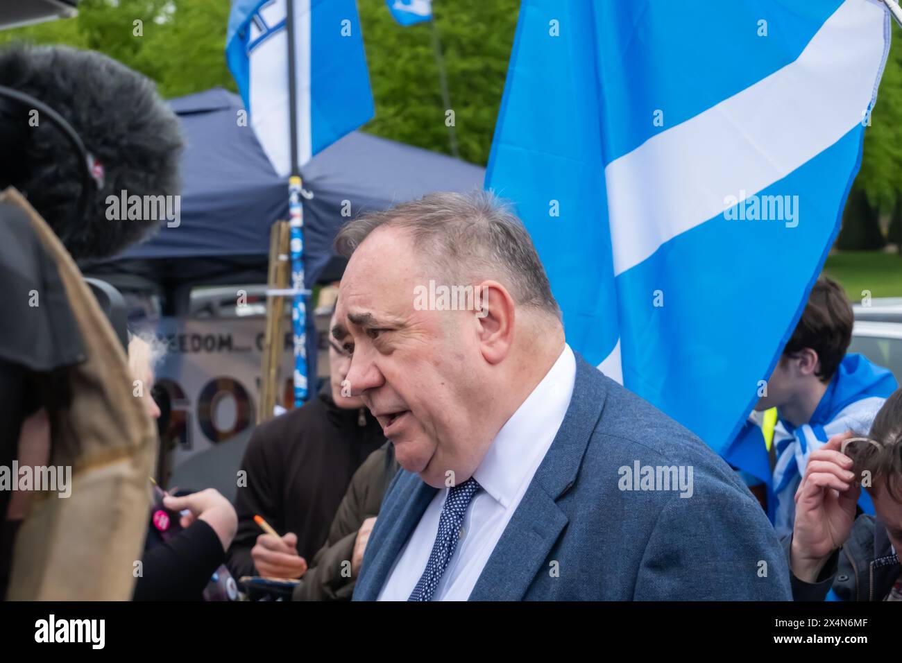 Glasgow, Scozia, Regno Unito. 4 maggio 2024. L'ex primo ministro della Scozia e ora leader del Partito Alba Alex Salmond si unisce ai sostenitori dell'indipendenza scozzese per marciare da Kelvingrove Park attraverso il centro della città per un raduno a Glasgow Green. L'evento è stato organizzato dal gruppo All Under One Banner. Crediti: SKULLY/Alamy Live News Foto Stock