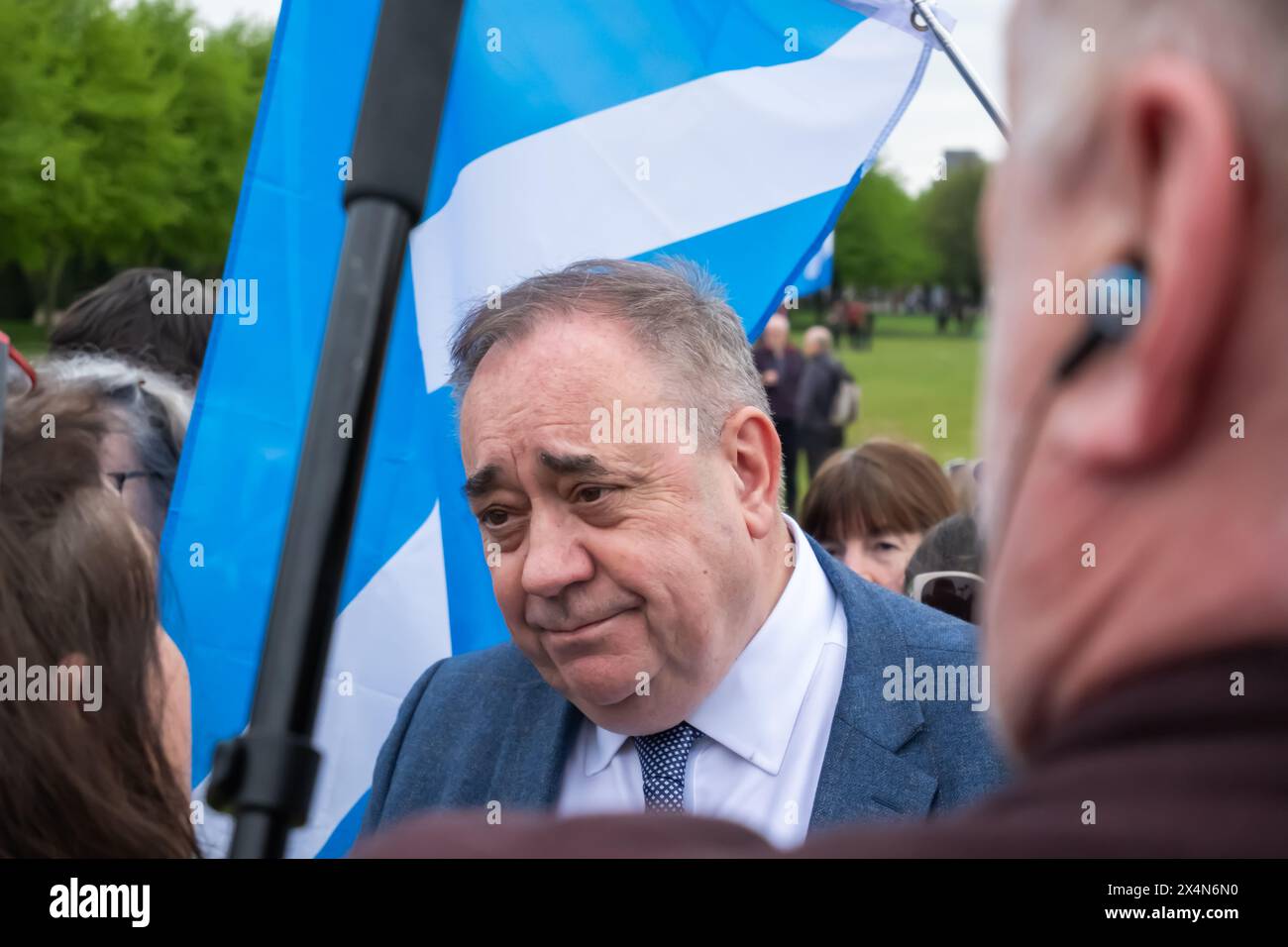 Glasgow, Scozia, Regno Unito. 4 maggio 2024. L'ex primo ministro della Scozia e ora leader del Partito Alba Alex Salmond si unisce ai sostenitori dell'indipendenza scozzese per marciare da Kelvingrove Park attraverso il centro della città per un raduno a Glasgow Green. L'evento è stato organizzato dal gruppo All Under One Banner. Crediti: SKULLY/Alamy Live News Foto Stock