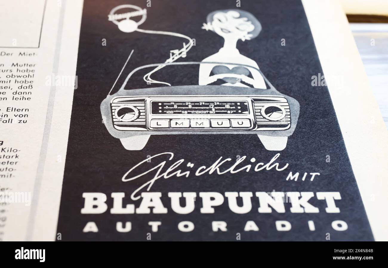 Viersen, Germania - 1° maggio. 2024: Pubblicità vintage in bianco e nero della radio stereo Blaupunkt sulla rivista tedesca Foto Stock