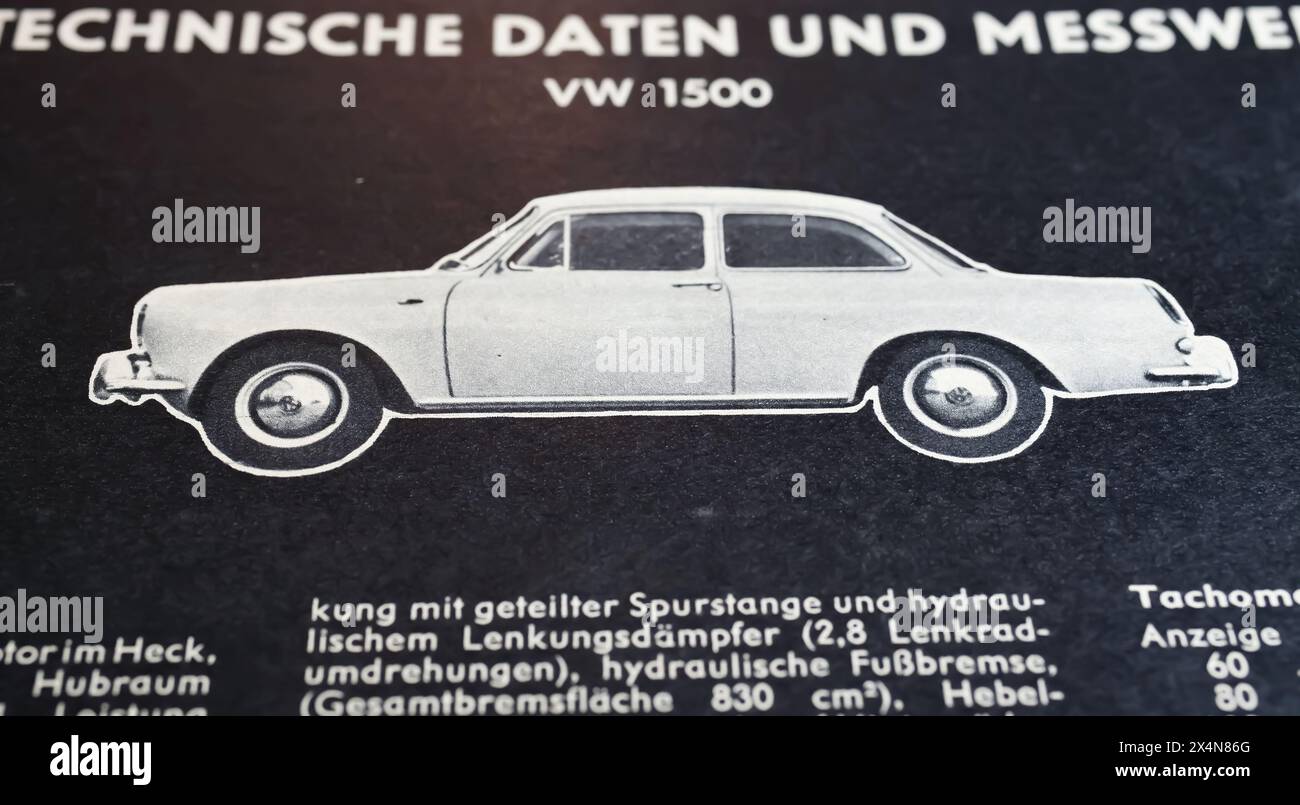 Viersen, Germania - 1° maggio. 2024: Pubblicità vintage sulla rivista automobilistica tedesca VW 1500 con dati tecnici e misurazioni negli anni '60 Foto Stock
