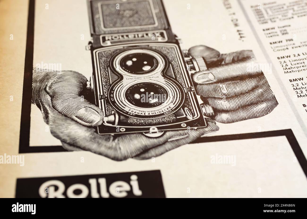 Viersen, Germania - 1° maggio. 2024: Pubblicità di macchine fotografiche analogiche Rollei Rolleiflex vintage sulla rivista tedesca degli anni '60 Foto Stock