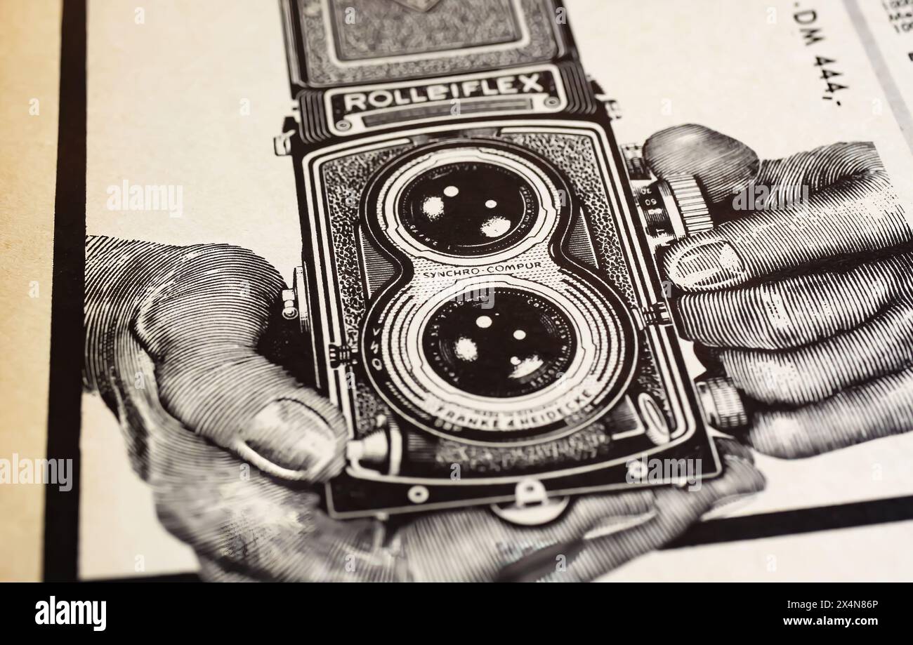 Viersen, Germania - 1° maggio. 2024: Pubblicità di macchine fotografiche analogiche Rollei Rolleiflex vintage sulla rivista tedesca degli anni '60 Foto Stock