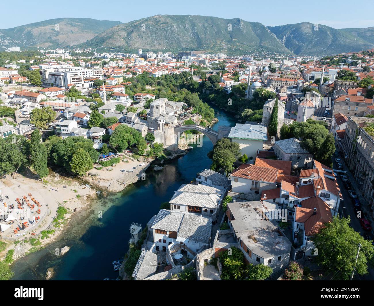 Il Ponte Vecchio, Mostar, Bosnia-Erzegovina. Il vecchio ponte ricostruito che attraversa la profonda valle del fiume Neretva. Foto Stock