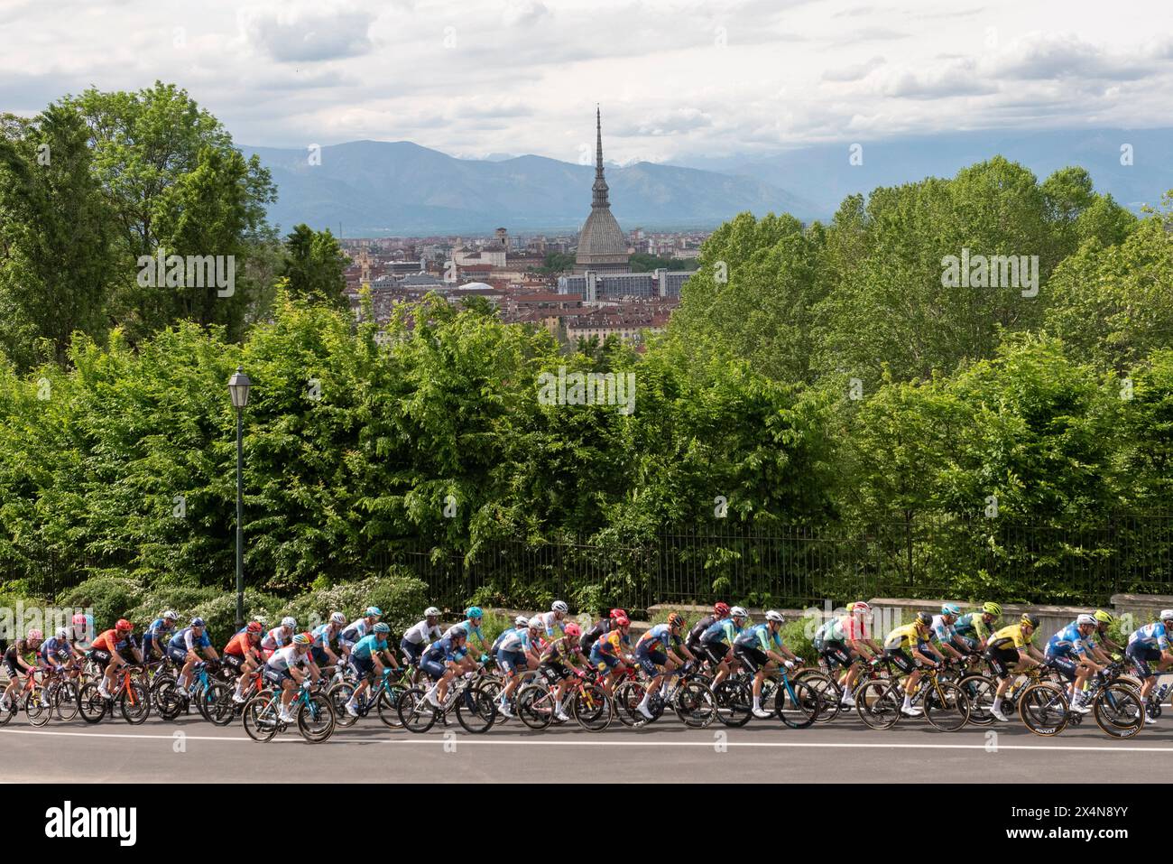 Torino, Torino, Italia. 4 maggio 2024. Vista del gruppo con la città di Torino e la Mole Antonelliana sullo sfondo (immagine di credito: © Matteo Secci/ZUMA Press Wire) SOLO USO EDITORIALE! Non per USO commerciale! Crediti: ZUMA Press, Inc./Alamy Live News Foto Stock