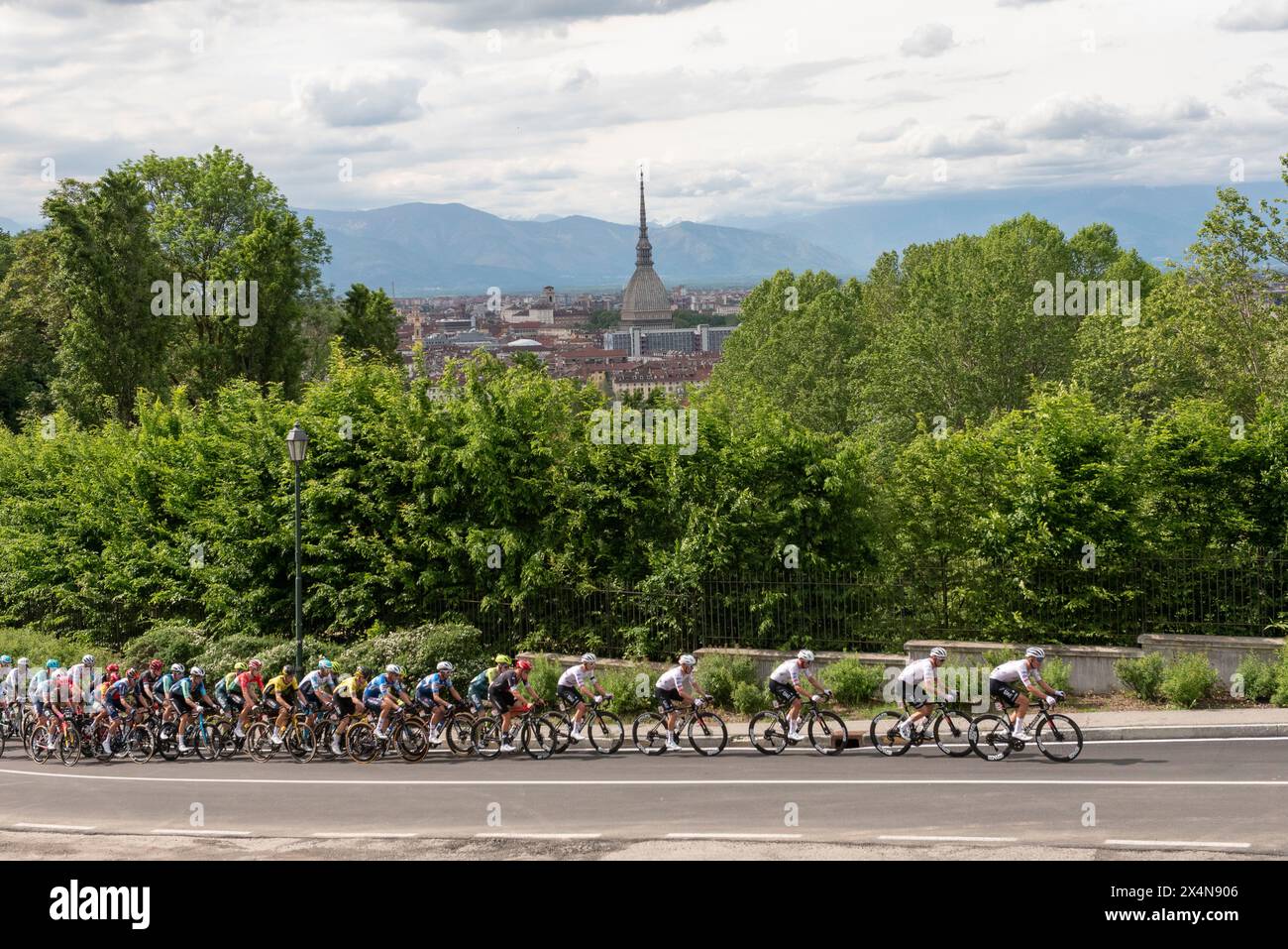 Torino, Torino, Italia. 4 maggio 2024. Vista del gruppo con la città di Torino e la Mole Antonelliana sullo sfondo (immagine di credito: © Matteo Secci/ZUMA Press Wire) SOLO USO EDITORIALE! Non per USO commerciale! Crediti: ZUMA Press, Inc./Alamy Live News Foto Stock