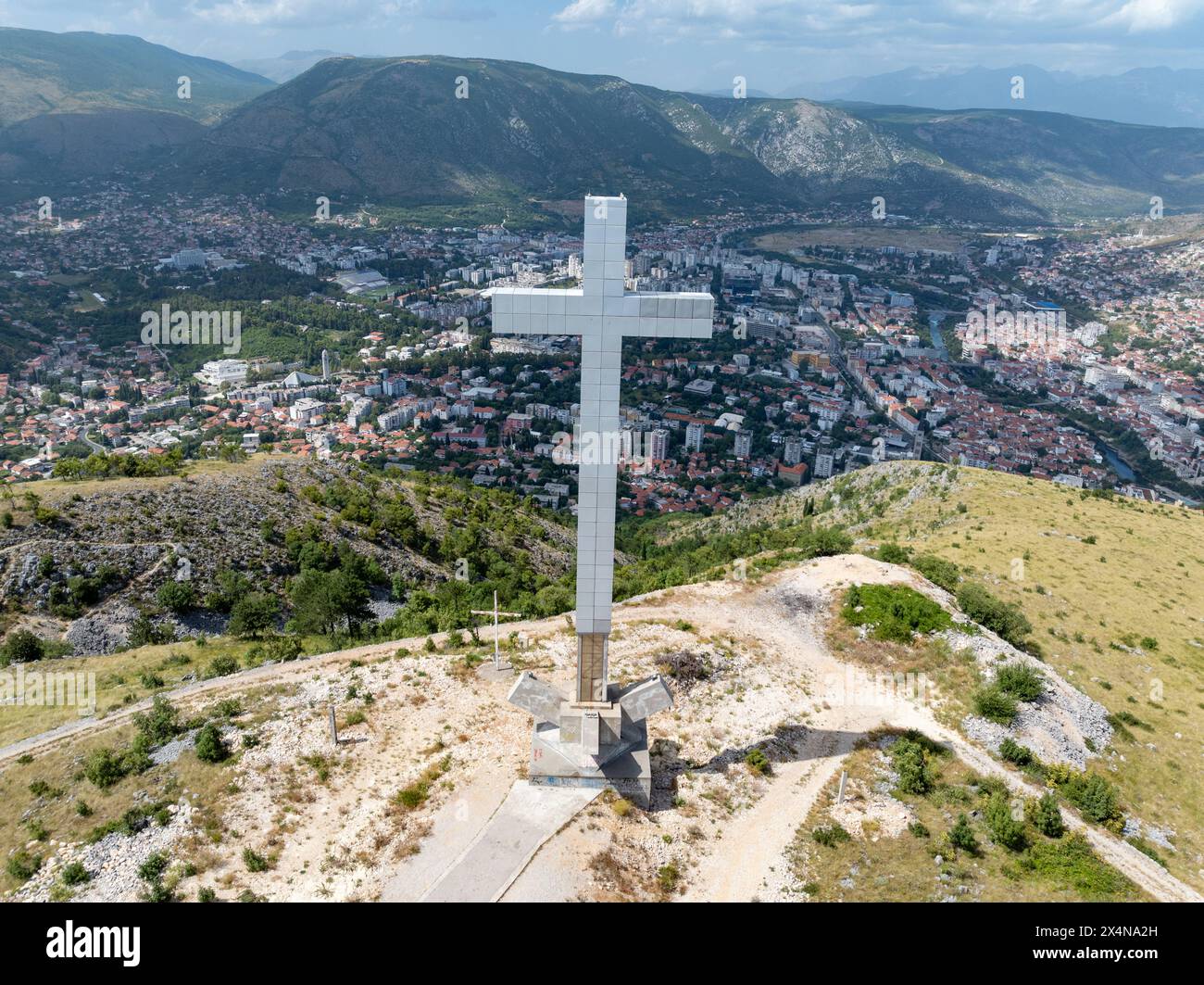 Millennium Cross, alta 33 metri, costruita nel 2002 per rappresentare 2000 anni di cristianesimo sul punto più alto della collina di Hum che domina il vecchio Foto Stock