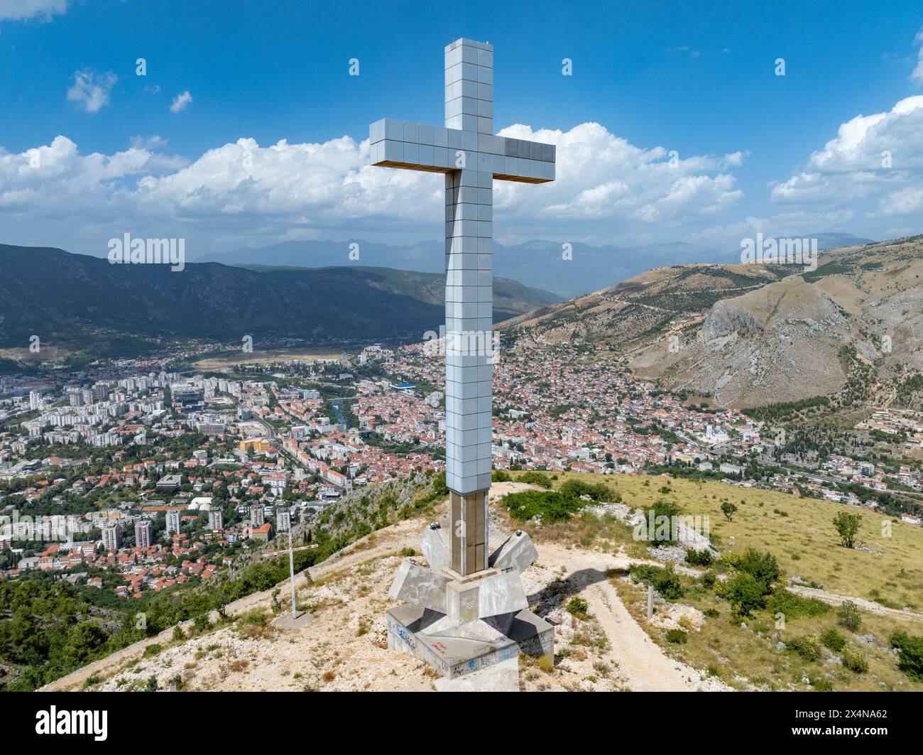 Millennium Cross, alta 33 metri, costruita nel 2002 per rappresentare 2000 anni di cristianesimo sul punto più alto della collina di Hum che domina il vecchio Foto Stock