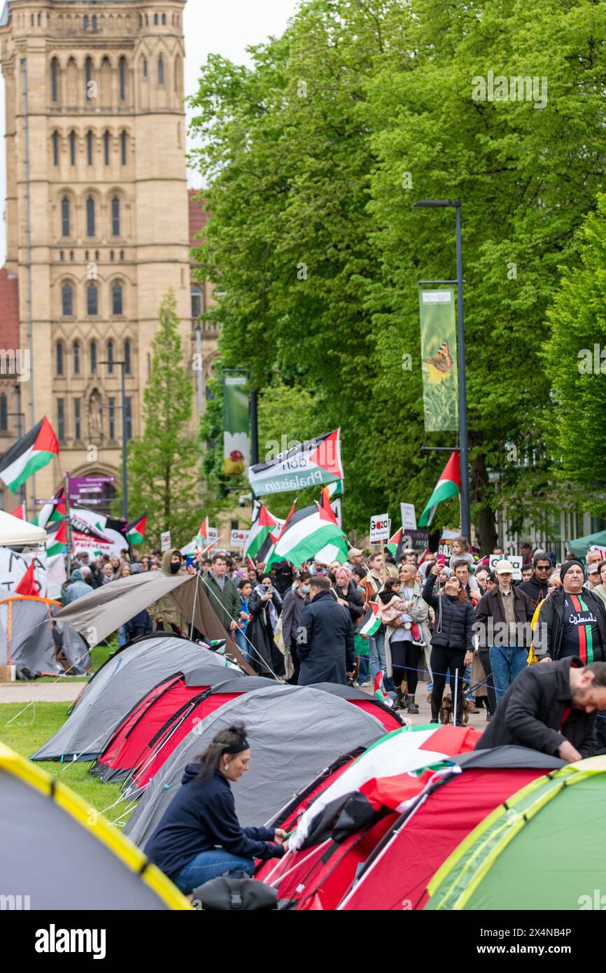 Manchester, Regno Unito. 4 maggio 2024. I manifestanti arrivano al cappellino della tenda studentesca all'Università di Manchester. Protesta palestinese a Manchester. I manifestanti incontrarono un gruppo di manifestanti pro Israele dopo aver lasciato il centro della città su Oxford Road dove gli amministratori e la polizia tenevano separati i gruppi. I manifestanti pro palestinesi hanno poi marciato verso la tenda studentesca di protesta al Brunswick Park dell'Università di Manchester. Manchester Regno Unito. Picture garyrobertsphotography/worldwidefeatures.com credito: GaryRobertsphotography/Alamy Live News Foto Stock