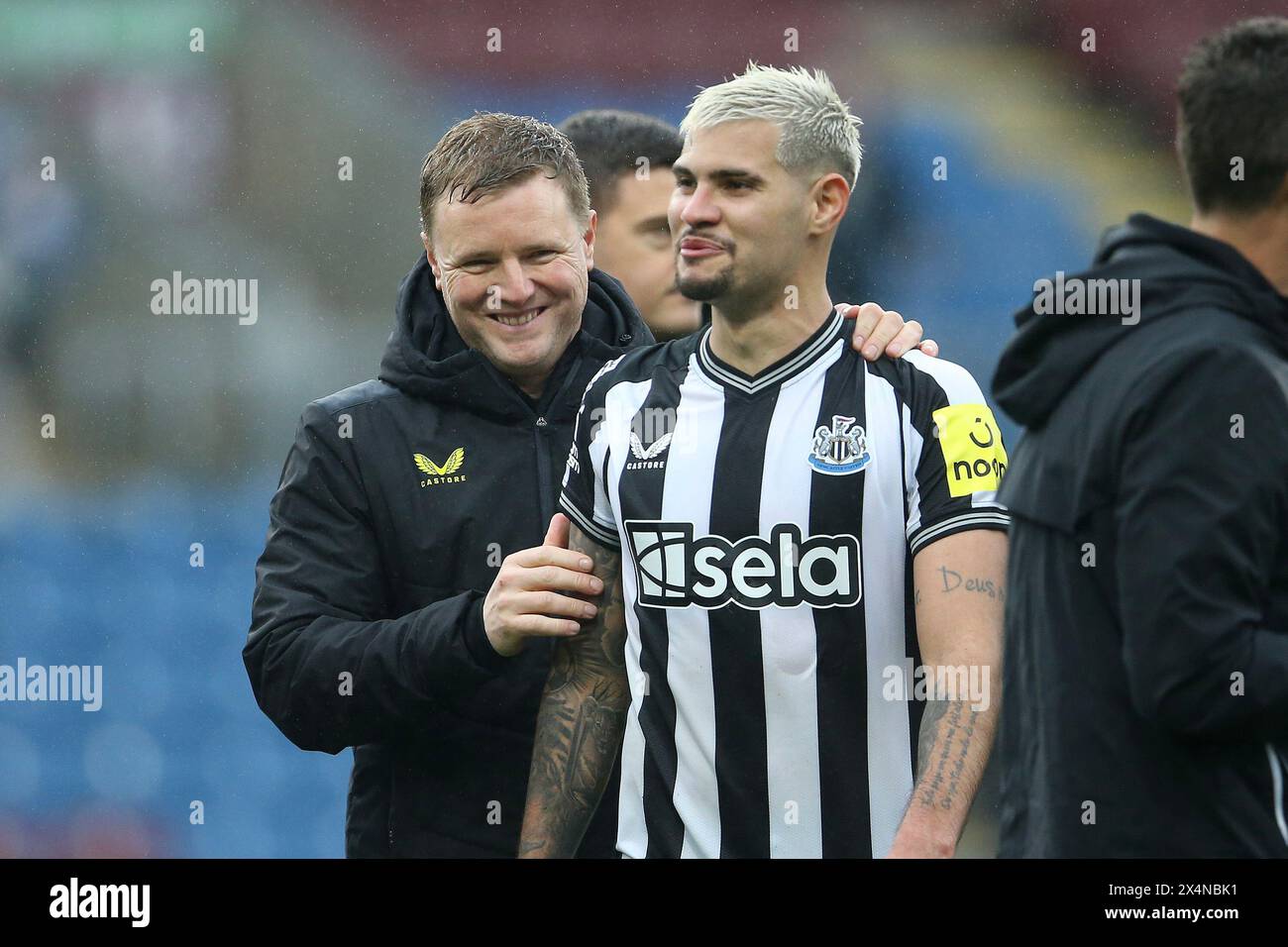 Burnley, Regno Unito. 4 maggio 2024. Eddie Howe, manager del Newcastle United (l), si congratula con Bruno Guimaraes del Newcastle United alla fine della partita. Partita di Premier League, Burnley contro Newcastle Utd al Turf Moor di Burnley, Lancs sabato 4 maggio 2024. Questa immagine può essere utilizzata solo per scopi editoriali. Solo per uso editoriale, foto di Chris Stading/Andrew Orchard fotografia sportiva/Alamy Live news credito: Andrew Orchard fotografia sportiva/Alamy Live News Foto Stock