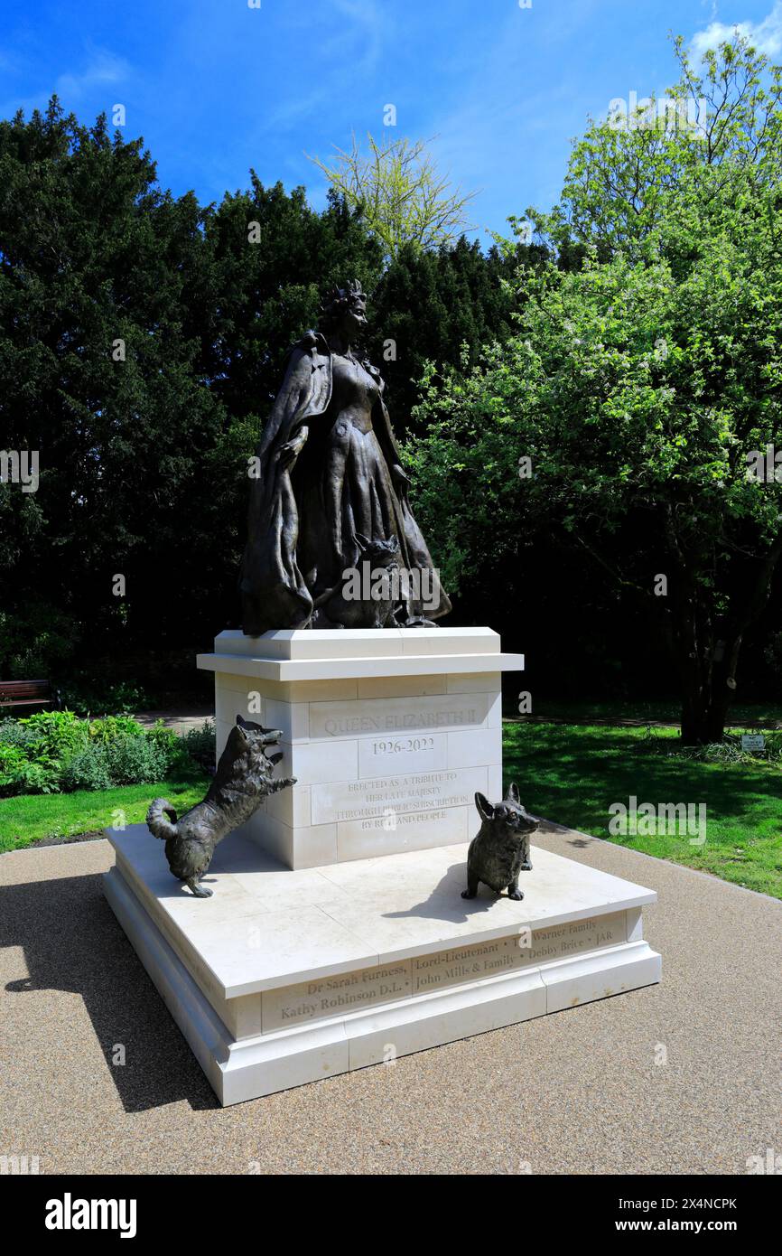 La prima statua commemorativa della regina Elisabetta II nei Library Gardens di Oakham, Rutland, Inghilterra, Regno Unito Foto Stock