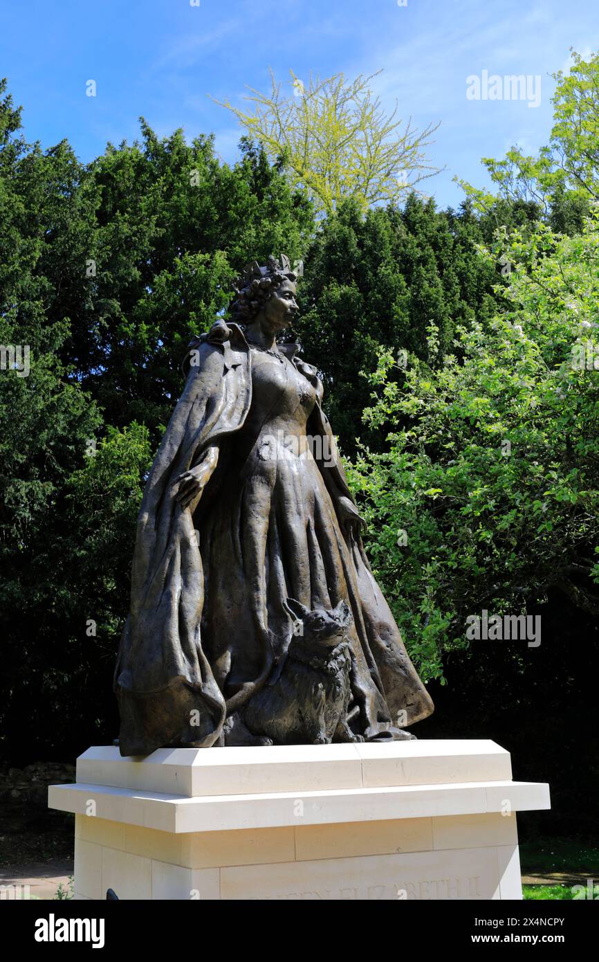 La prima statua commemorativa della regina Elisabetta II nei Library Gardens di Oakham, Rutland, Inghilterra, Regno Unito Foto Stock