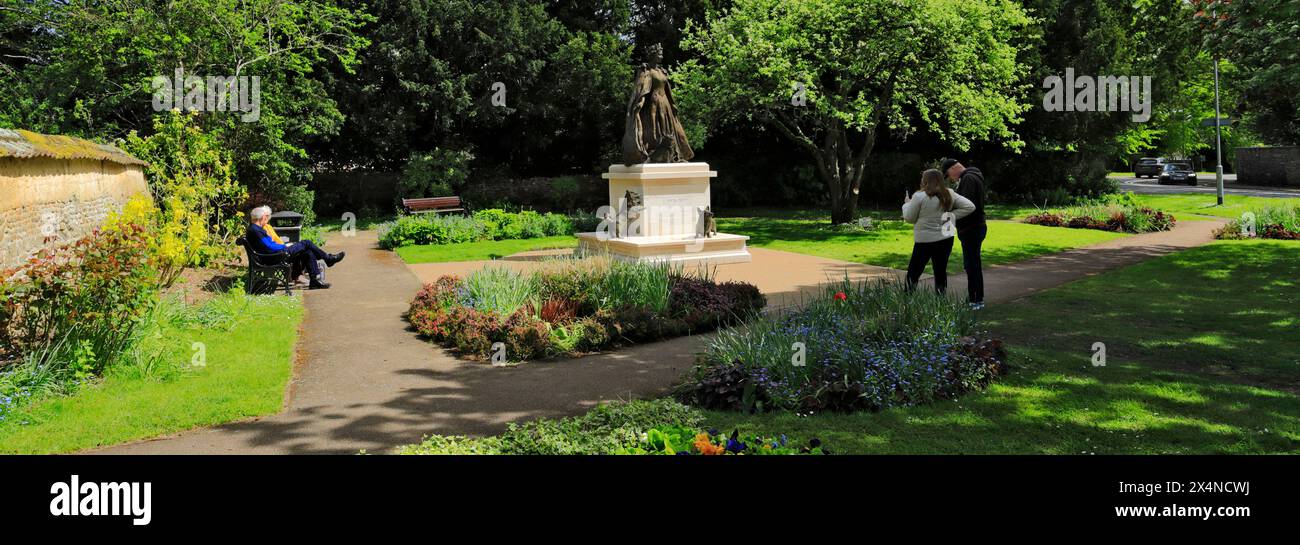 La prima statua commemorativa della regina Elisabetta II nei Library Gardens di Oakham, Rutland, Inghilterra, Regno Unito Foto Stock