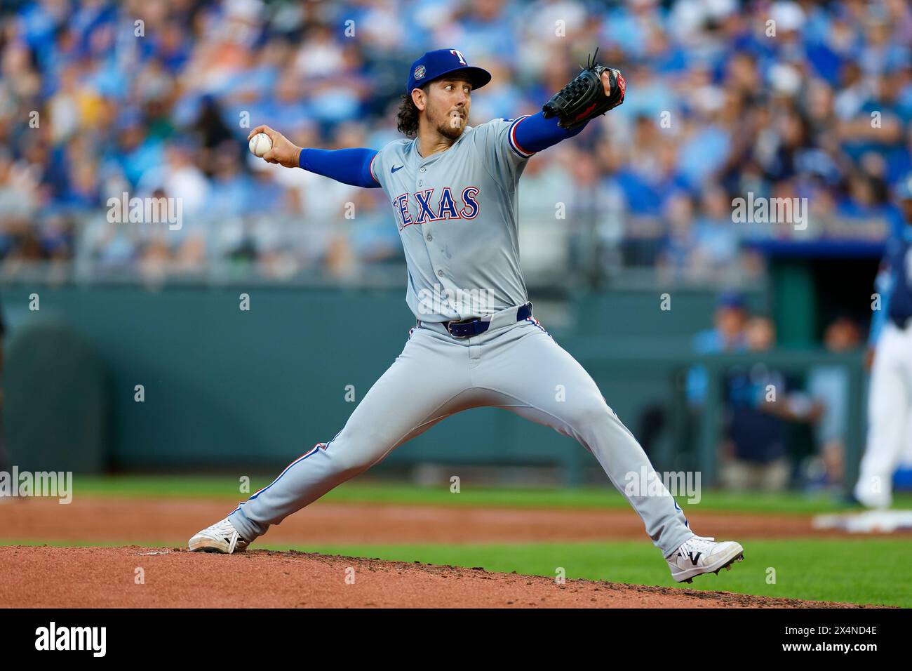 Michael Lorenzen n. 23 dei Texas Rangers lanciò un campo durante il secondo inning in una partita contro i Kansas City Royals al Kauffman Stadium il 3 maggio 2024 a Kansas City, Missouri. (Foto di Brandon Sloter/immagine di Sport) Foto Stock