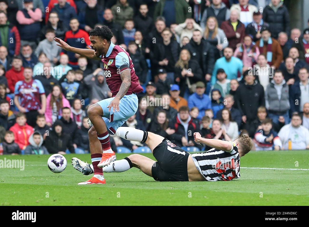 Burnley, Regno Unito. 4 maggio 2024. Lyle Foster di Burnley viene placcato da Dan Burn del Newcastle United. Partita di Premier League, Burnley contro Newcastle Utd al Turf Moor di Burnley, Lancs sabato 4 maggio 2024. Questa immagine può essere utilizzata solo per scopi editoriali. Solo per uso editoriale, foto di Chris Stading/Andrew Orchard fotografia sportiva/Alamy Live news credito: Andrew Orchard fotografia sportiva/Alamy Live News Foto Stock