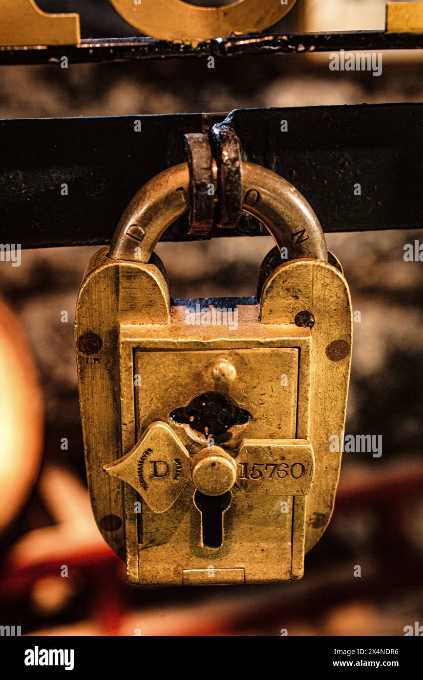 Lucchetto vintage in ottone al Royal salute Vault, Strathisla Distillery a Keith, Scozia, Aberdeenshire, Scozia. Foto Stock