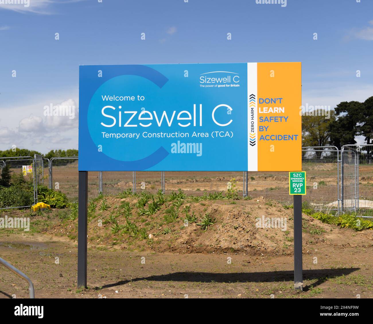 Cartello all'ingresso del cantiere della centrale nucleare di Sizewell C in Lover's Lane. Foto Stock