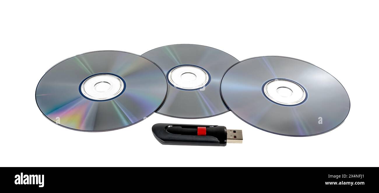 Primo piano orizzontale di tre CD e un'unità flash USB ad alta capacità su bianco. Foto Stock