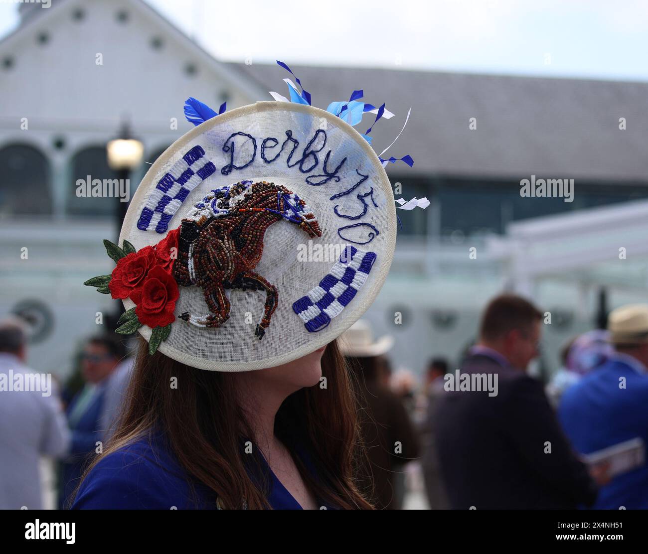 Louisville, Stati Uniti. 4 maggio 2024. Un fan delle corse visita il paddock prima della 150a corsa del Kentucky Derby a Churchill Downs sabato 4 maggio 2024 a Louisville, Kentucky. Foto di Mark Abraham/UPI credito: UPI/Alamy Live News Foto Stock