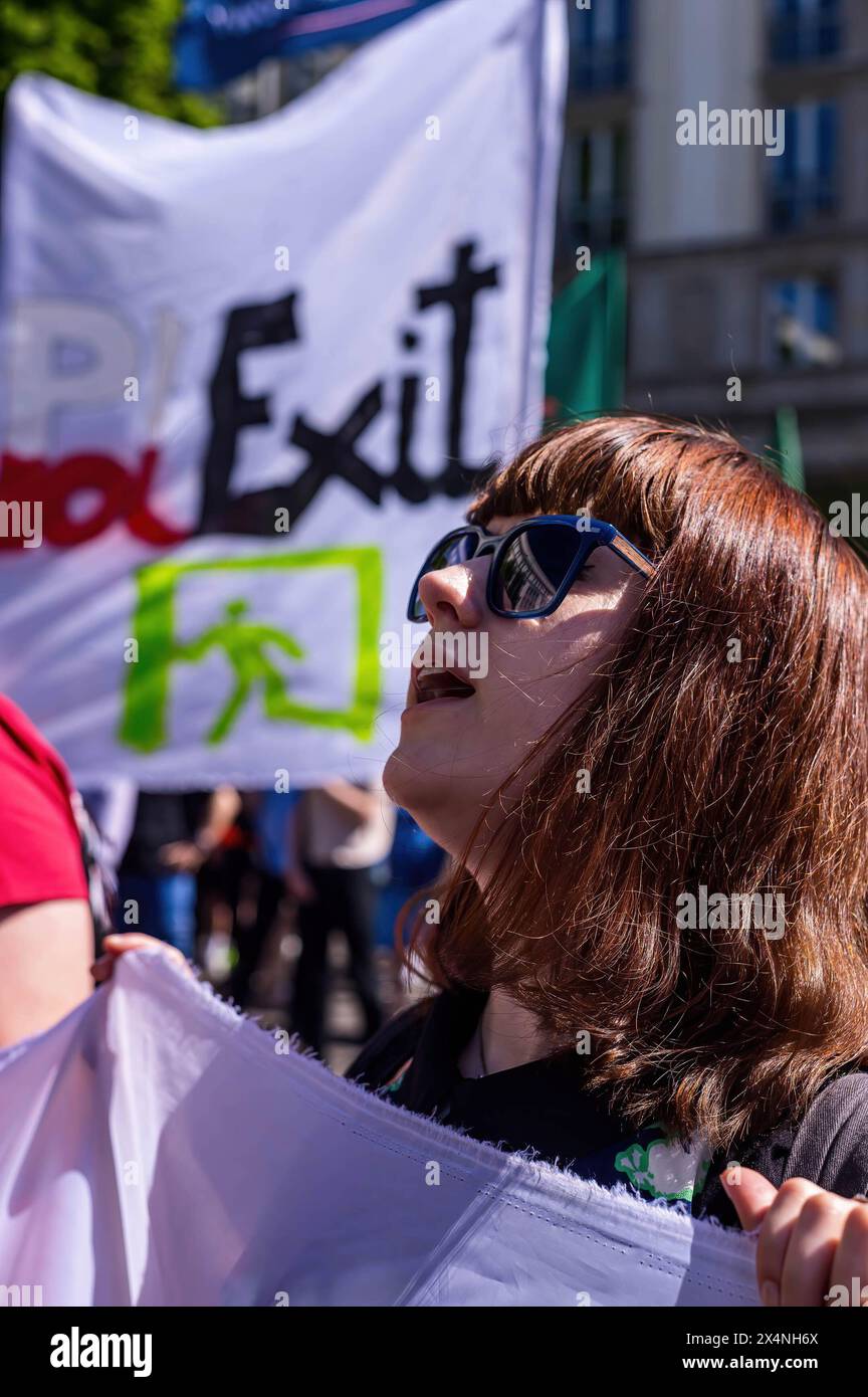 Il dimostratore canta slogan anti-UE e pro-polacchi durante la manifestazione. Il 1° maggio, la Polonia celebra la Festa del lavoro con un giorno festivo. I manifestanti nazionalisti e di destra anti-UE che sostengono l'uscita della Polonia dall'UE (PolExit) si sono riuniti nella Plac Konstytucji di Varsavia. Da lì, hanno marciato verso l'ufficio di Varsavia dell'Unione europea in via Jasna per segnare la loro opposizione al posto della Polonia nell'Unione europea. Foto Stock