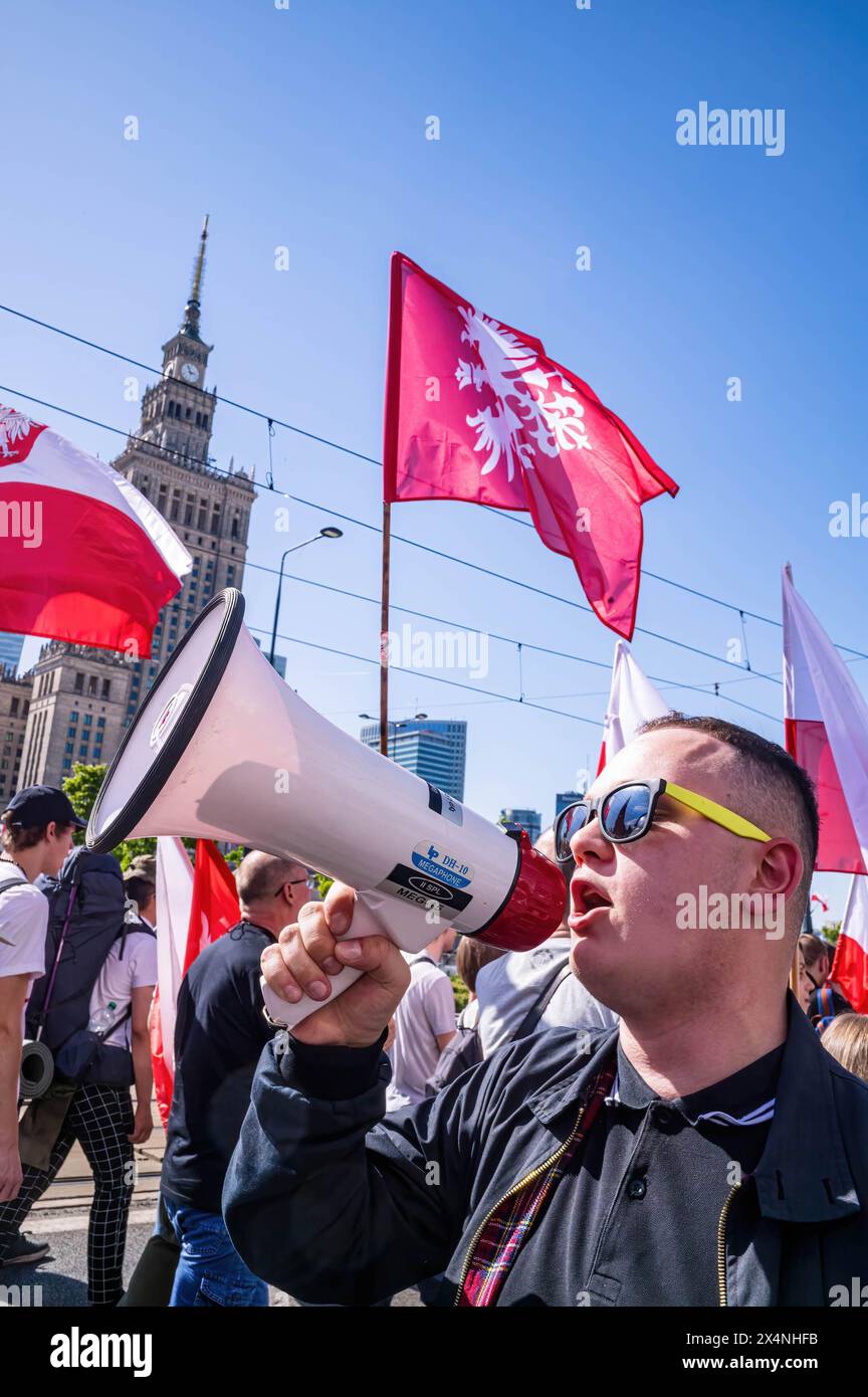 Varsavia, Polonia. 1° maggio 2024. Dimostratore che guida altri canti slogan attraverso un megafono durante la manifestazione. Il 1° maggio, la Polonia celebra la Festa del lavoro con un giorno festivo. I manifestanti nazionalisti e di destra anti-UE che sostengono l'uscita della Polonia dall'UE (PolExit) si sono riuniti nella Plac Konstytucji di Varsavia. Da lì, hanno marciato verso l'ufficio di Varsavia dell'Unione europea in via Jasna per segnare la loro opposizione al posto della Polonia nell'Unione europea. (Foto di Neil Milton/SOPA Images/Sipa USA) credito: SIPA USA/Alamy Live News Foto Stock