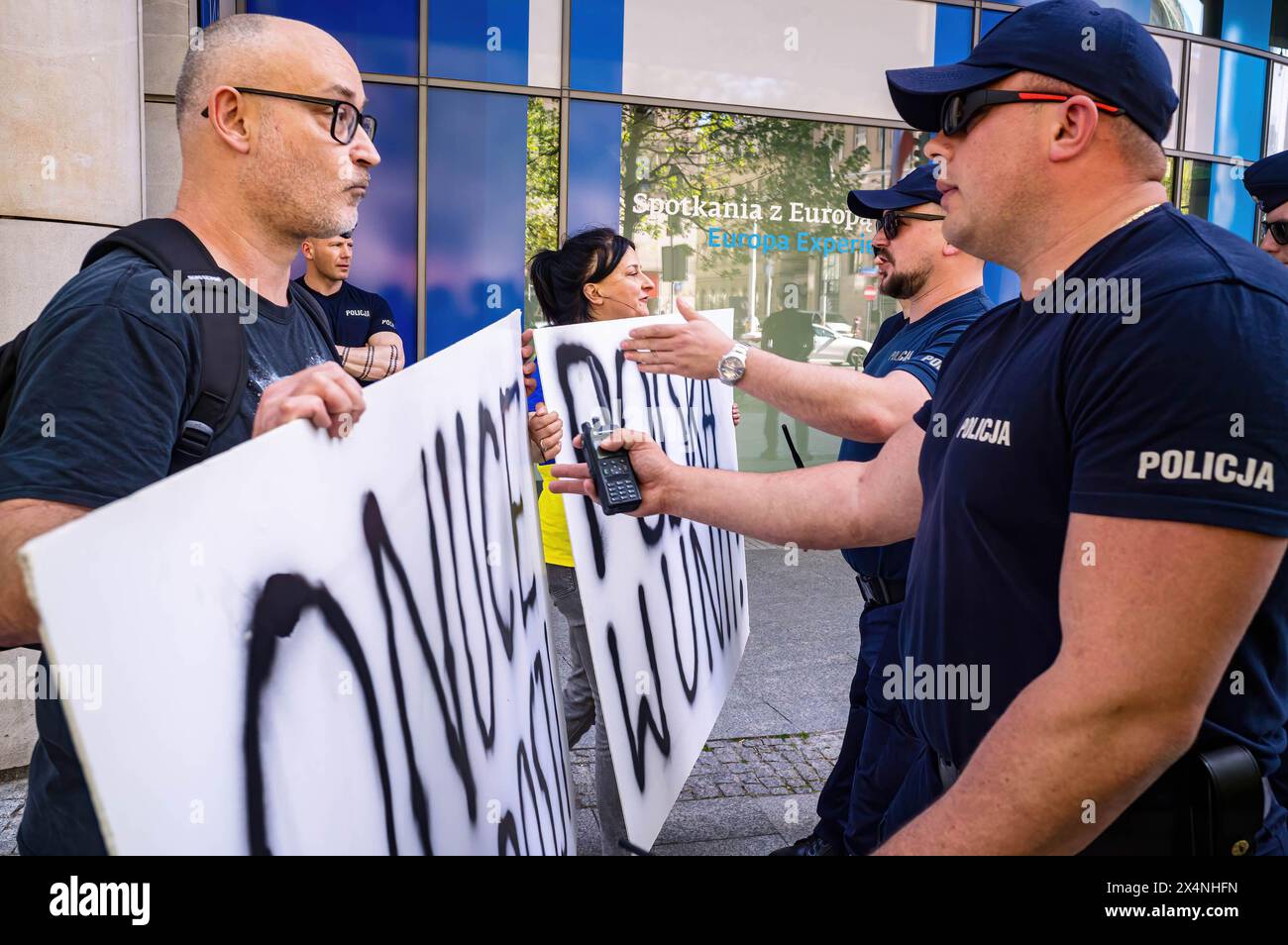 Varsavia, Polonia. 1° maggio 2024. Gli agenti di polizia spingono i contro-manifestanti pro-UE indietro e lontano dalla dimostrazione PolExit. Il 1° maggio, la Polonia celebra la Festa del lavoro con un giorno festivo. I manifestanti nazionalisti e di destra anti-UE che sostengono l'uscita della Polonia dall'UE (PolExit) si sono riuniti nella Plac Konstytucji di Varsavia. Da lì, hanno marciato verso l'ufficio di Varsavia dell'Unione europea in via Jasna per segnare la loro opposizione al posto della Polonia nell'Unione europea. (Foto di Neil Milton/SOPA Images/Sipa USA) credito: SIPA USA/Alamy Live News Foto Stock