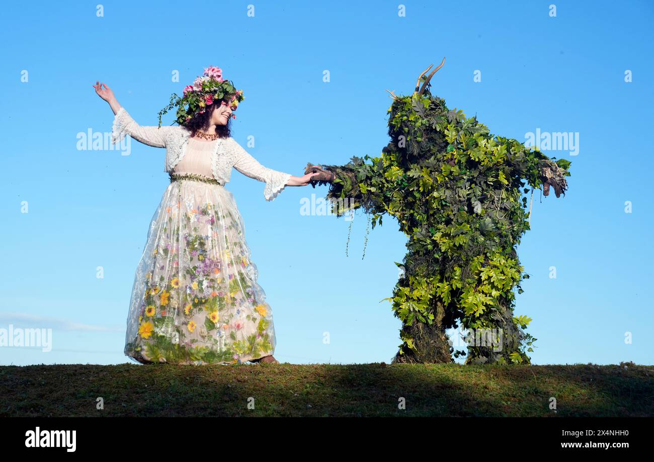 Richard (a destra) e Jenni Thompson, raffiguranti Green Man e May Queen, durante il Beltain Celtic Fire Festival presso Butser Ancient Farm, a Waterlooville, Hampshire. Data foto: Sabato 4 maggio 2024. Foto Stock