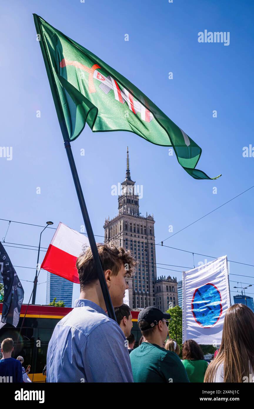 Varsavia, Mazowieckie, Polonia. 1 maggio 2024. Un manifestante tiene una bandiera durante la dimostrazione. Il 1° maggio, la Polonia celebra la Festa del lavoro con un giorno festivo. I manifestanti nazionalisti e di destra anti-UE che sostengono l'uscita della Polonia dall'UE (PolExit) si sono riuniti nella Plac Konstytucji di Varsavia. Da lì, hanno marciato verso l'ufficio di Varsavia dell'Unione europea in via Jasna per segnare la loro opposizione al posto della Polonia nell'Unione europea. (Credit Image: © Neil Milton/SOPA Images via ZUMA Press Wire) SOLO PER USO EDITORIALE! Non per USO commerciale! Foto Stock