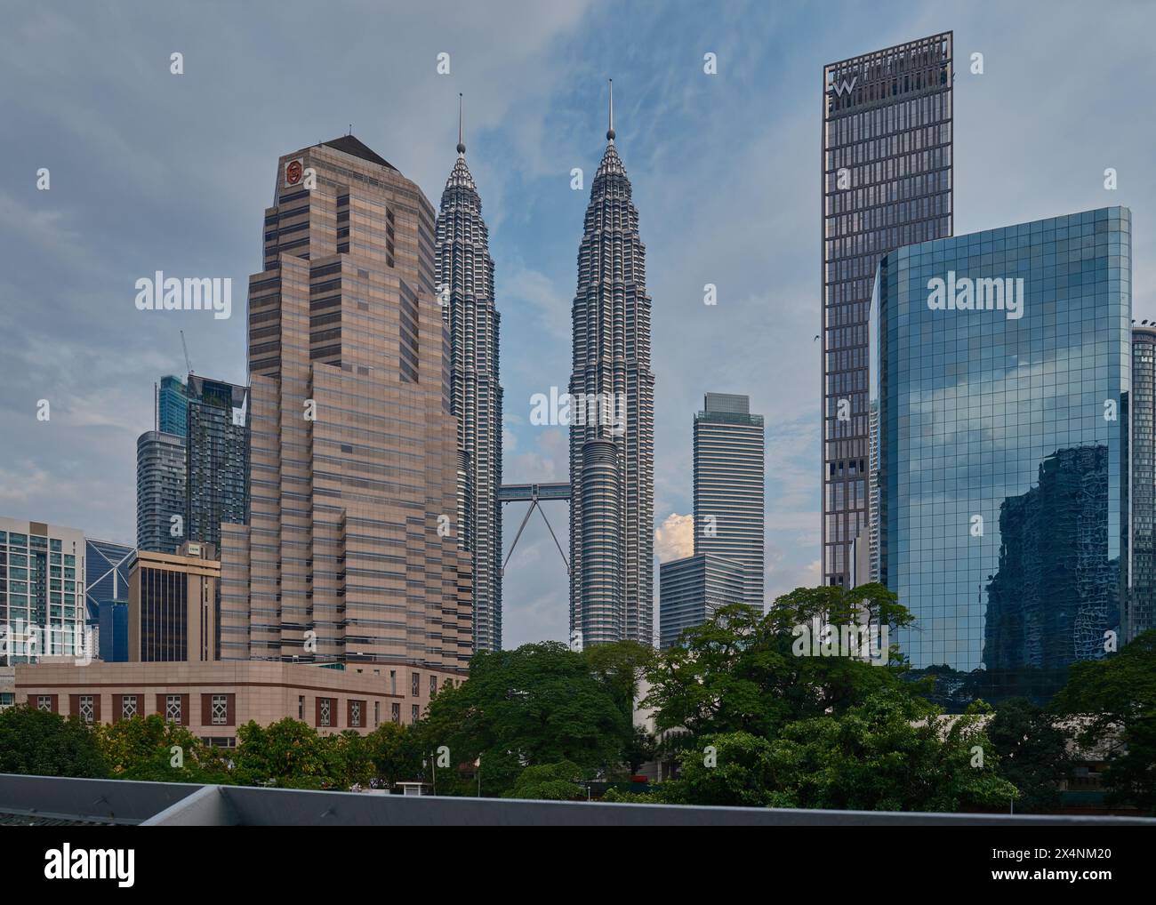 Kuala Lumpur , skyline della Malesia dal ponte Saloma Link sul fiume Klang . Foto Stock