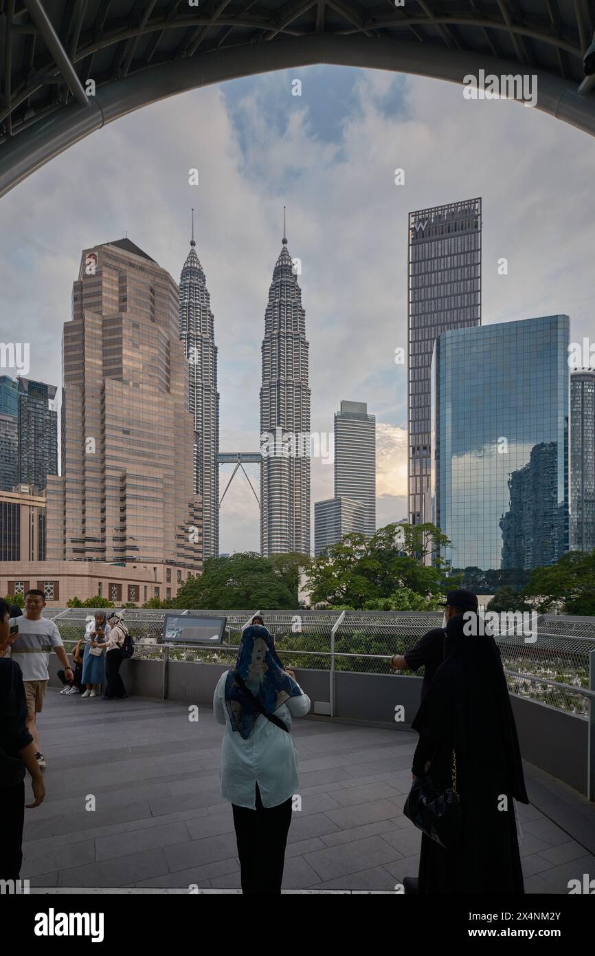 Il ponte Saloma Link di Kuala Lumpur, Malesia, è un ponte combinato di 69 metri pedonale e ciclista sul fiume Klang a Kuala Lumpur Foto Stock