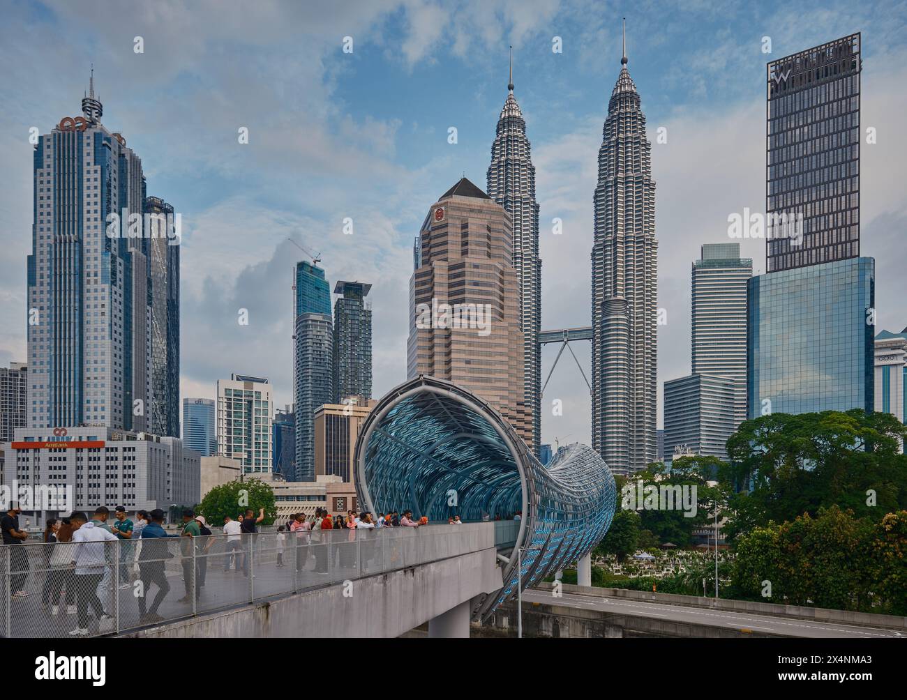 Il ponte Saloma Link di Kuala Lumpur, Malesia, è un ponte combinato di 69 metri pedonale e ciclista sul fiume Klang a Kuala Lumpur Foto Stock