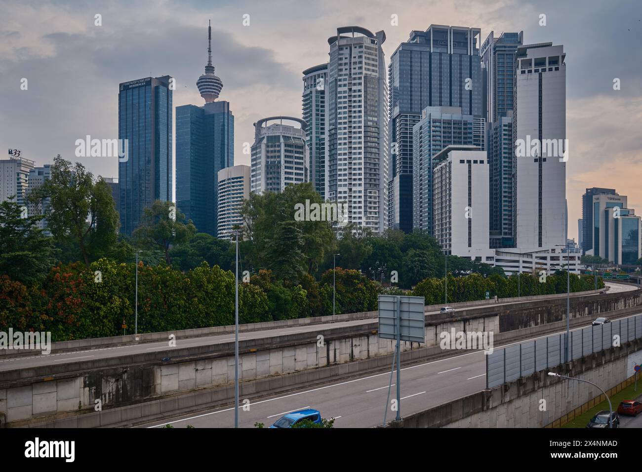Kuala Lumpur , skyline della Malesia dal ponte Saloma Link sul fiume Klang . Foto Stock