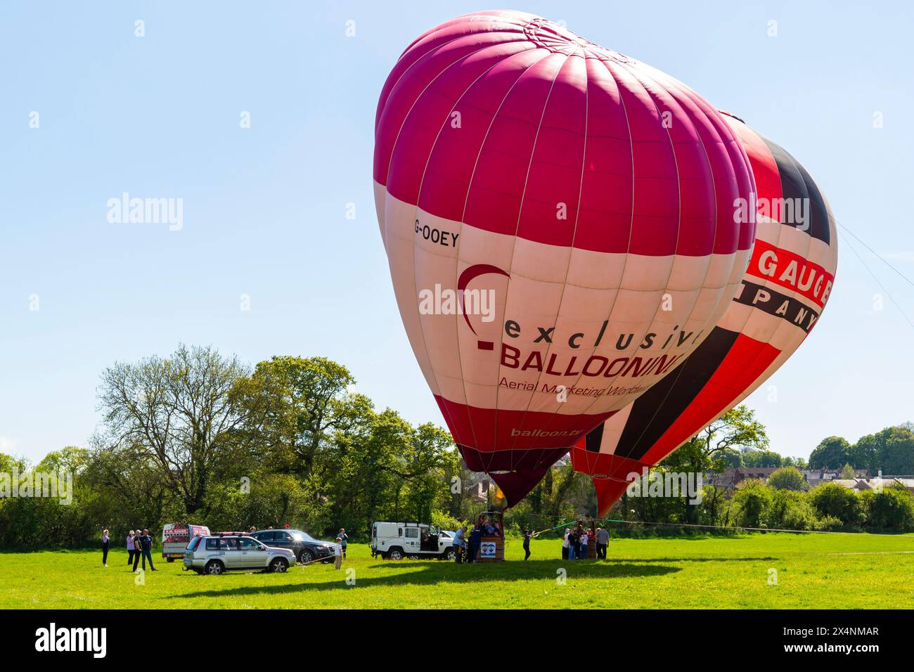 Dorchester, Dorset, Regno Unito. 4 maggio 2024. Le folle scendono a Dorchester per l'inaugurale Dorset Hot Air Balloon & Music Festival che si svolge oggi e domani, con tanto divertimento per tutta la famiglia, mongolfiere, monster truck, paracadute, spettacoli acrobatici, musica dal vivo, fiera del divertimento, fuochi d'artificio e molto altro ancora. L'evento è stato esaurito con circa 20.000 persone attese. Una bella e calda giornata di sole, ma il caos del traffico per arrivare all'evento causava ingorghi stradali e alcuni visitatori aspettavano ore. Crediti: Carolyn Jenkins/Alamy Live News Foto Stock