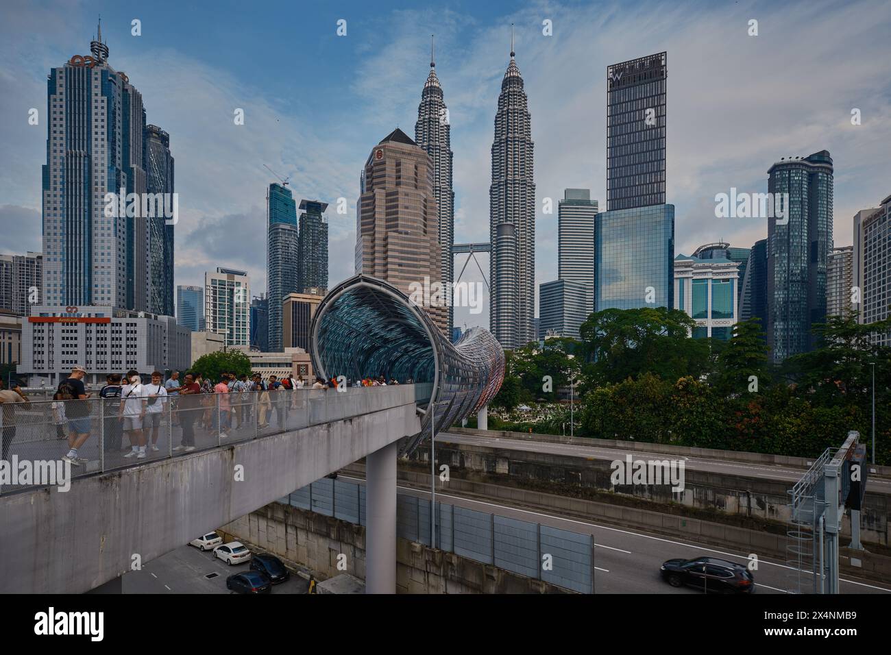 Il ponte Saloma Link di Kuala Lumpur, Malesia, è un ponte combinato di 69 metri pedonale e ciclista sul fiume Klang a Kuala Lumpur Foto Stock