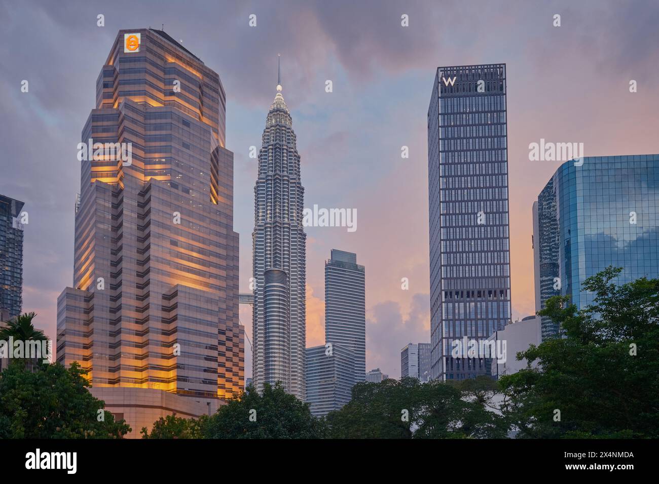 Kuala Lumpur , skyline della Malesia dal ponte Saloma Link sul fiume Klang . scatto al tramonto Foto Stock
