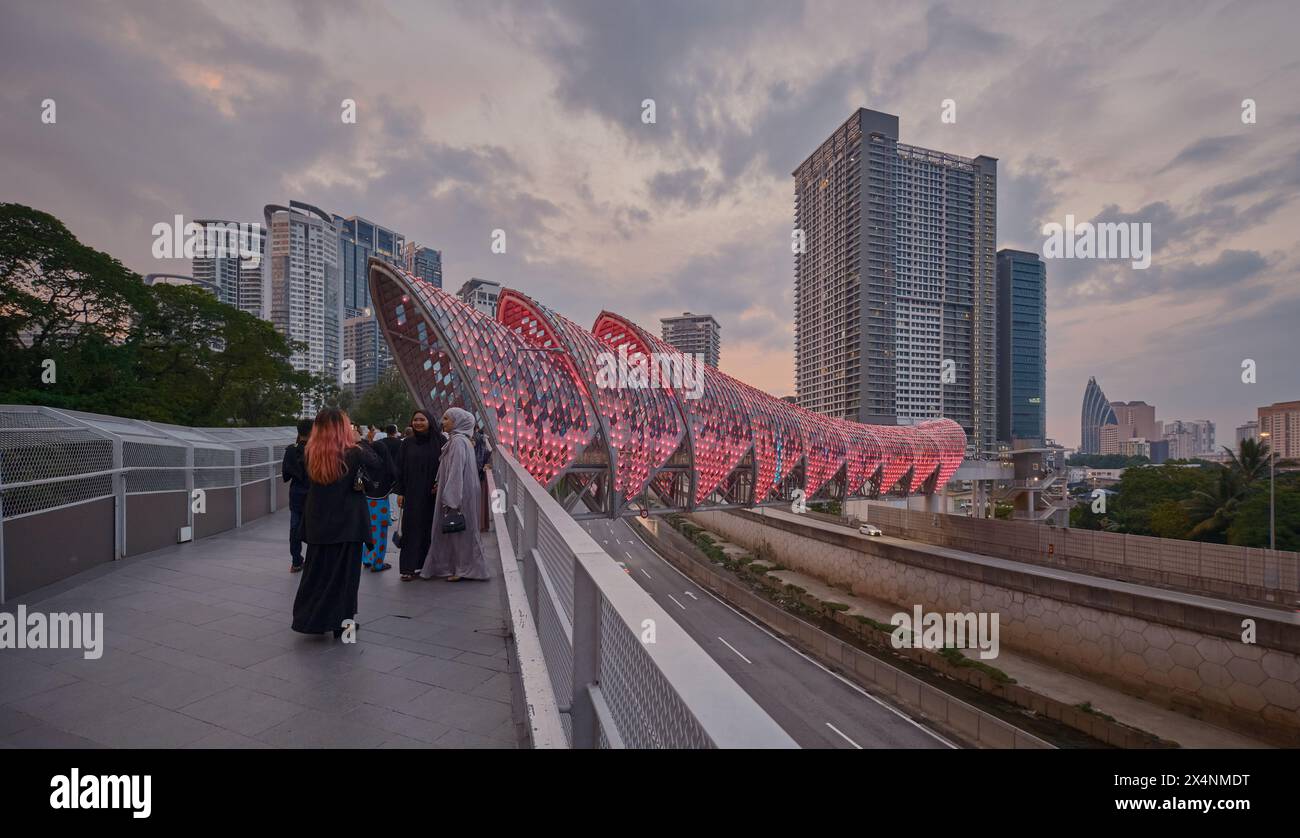 Il ponte Saloma Link di Kuala Lumpur, Malesia, è un ponte combinato di 69 metri pedonale e ciclista sul fiume Klang a Kuala Lumpur Foto Stock