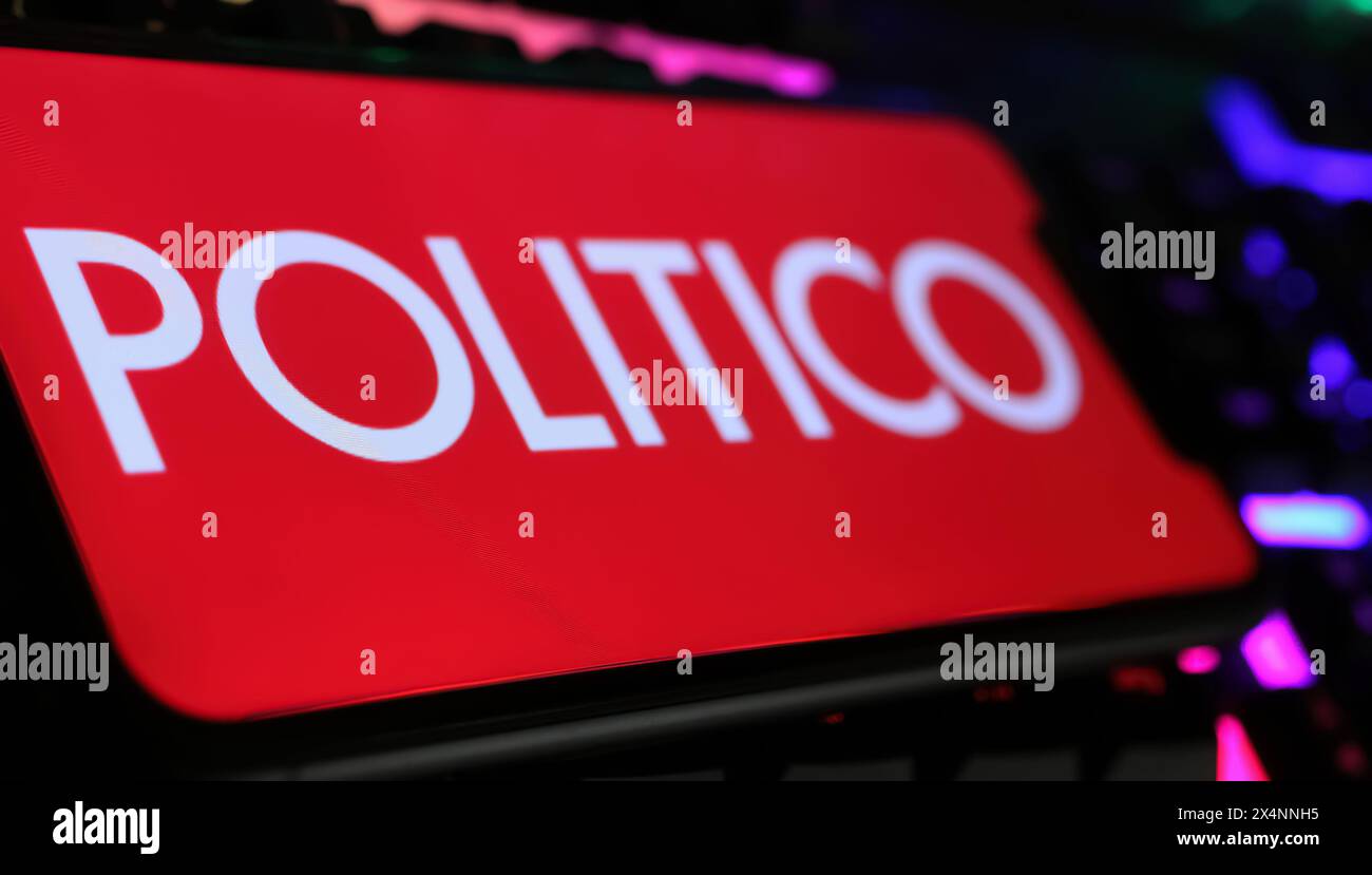 Viersen, Germania - 1° maggio. 2024: Primo piano dello smartphone su tastiera del computer con logo del quotidiano digitale online politico Foto Stock
