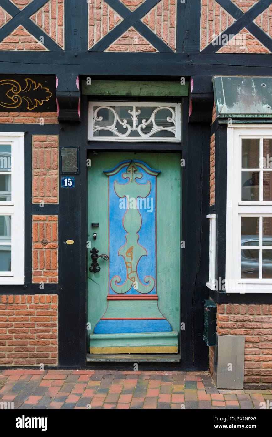 Casa in legno e vecchia porta in legno nel centro storico della città, Buxtehude, Altes Land, bassa Sassonia, Germania Foto Stock