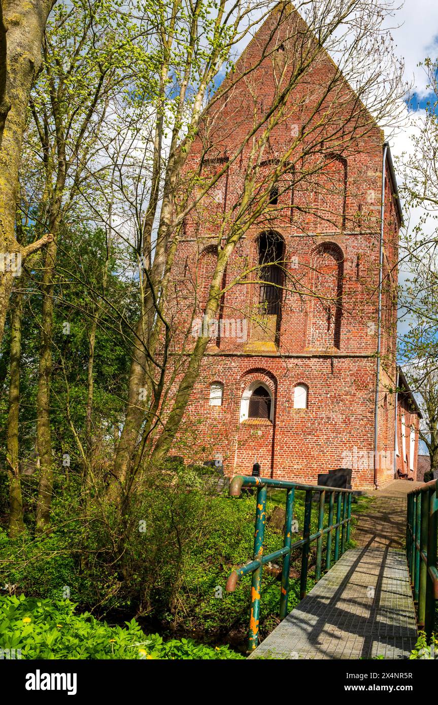 Chiesa protestante riformata a Suurhusen, famosa torre della chiesa pendente, comune di Hinte, distretto di Aurich, Frisia orientale, bassa Sassonia, Germania Foto Stock