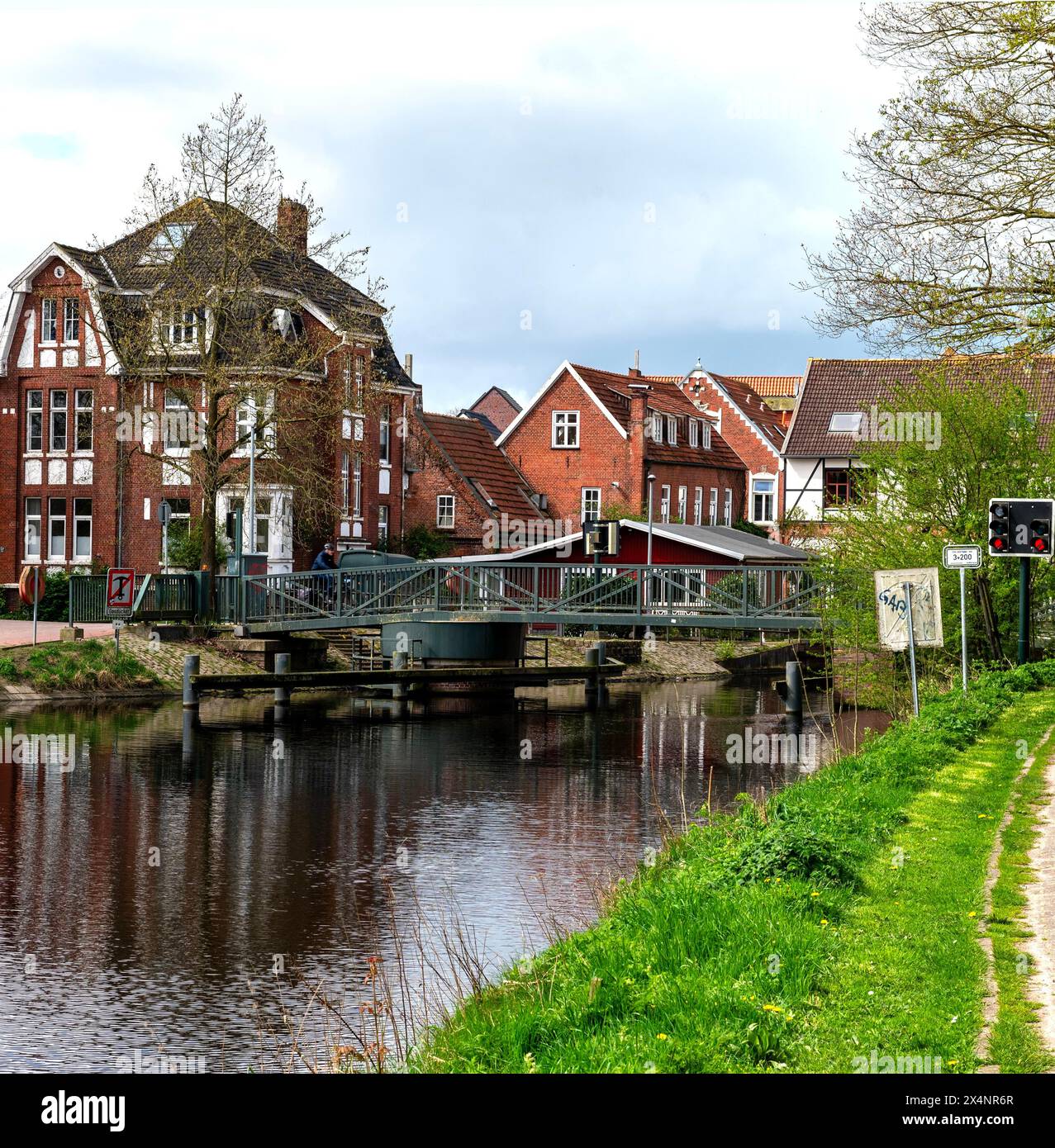 AM Roten Siel, ponte pedonale e ciclabile Witwenbruecke, Emden, Frisia orientale, bassa Sassonia, Germania Foto Stock