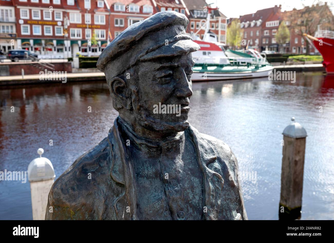 Ritratto individuale del gruppo di figure, sculture Delftspucker am Ratsdelft, arte nello spazio pubblico, Emden, Frisia orientale, bassa Sassonia, Germania Foto Stock