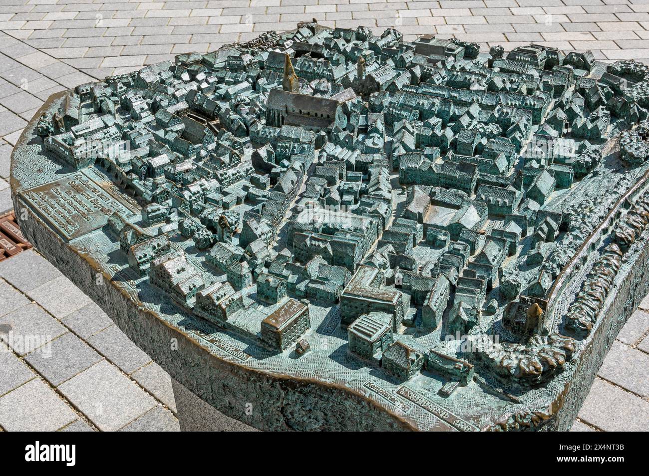 Rilievo urbano in bronzo, Kaufbeuern, Allgaeu, Svevia, Baviera, Germania Foto Stock