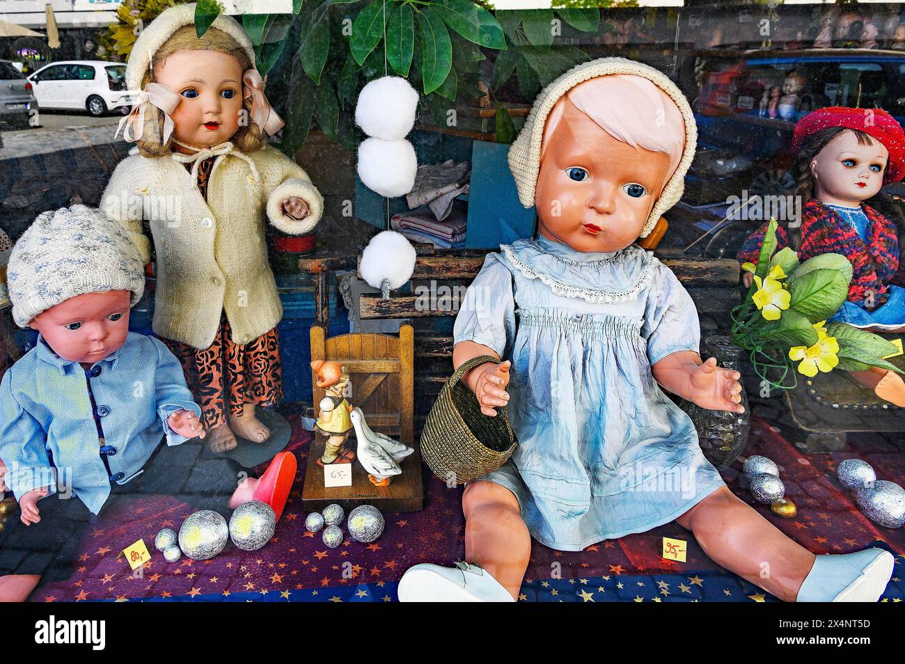 Vetrina con bambole, Kaufbeuern, Allgaeu, Svevia, Baviera, Germania Foto Stock