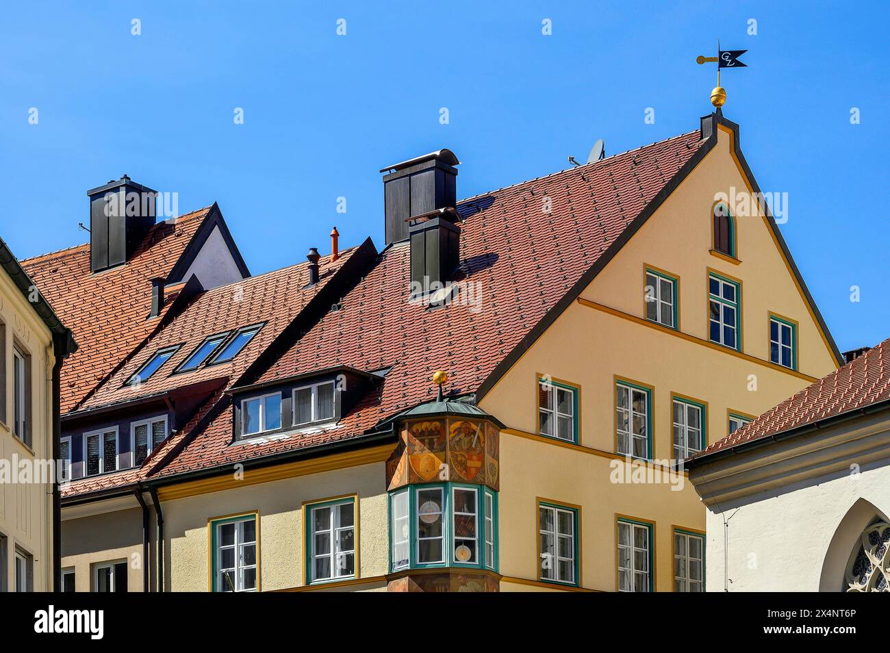 Casa a spillo con camini, dormitori e finestre a bovindo, Kaufbeuern, Allgaeu, Svevia, Baviera, Germania Foto Stock