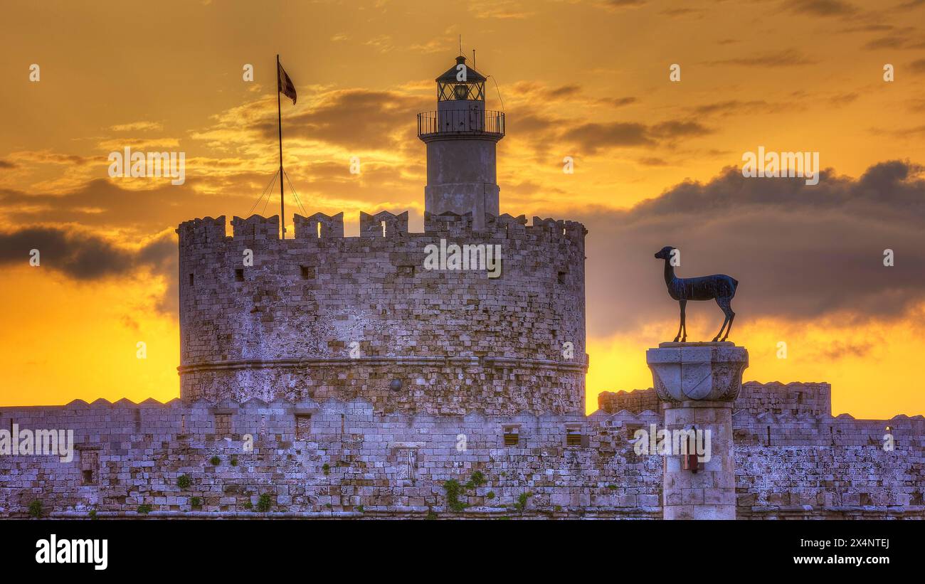L'antica struttura di un castello con un faro durante una pittoresca alba, alba, alba, statua europea del capriolo, forte di San Nicola Foto Stock