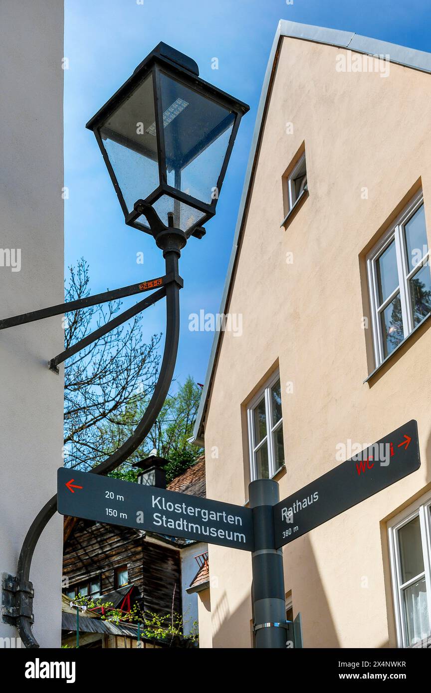 Lanterna e cartello, Kaufbeuern, Allgaeu, Svevia, Baviera, Germania Foto Stock