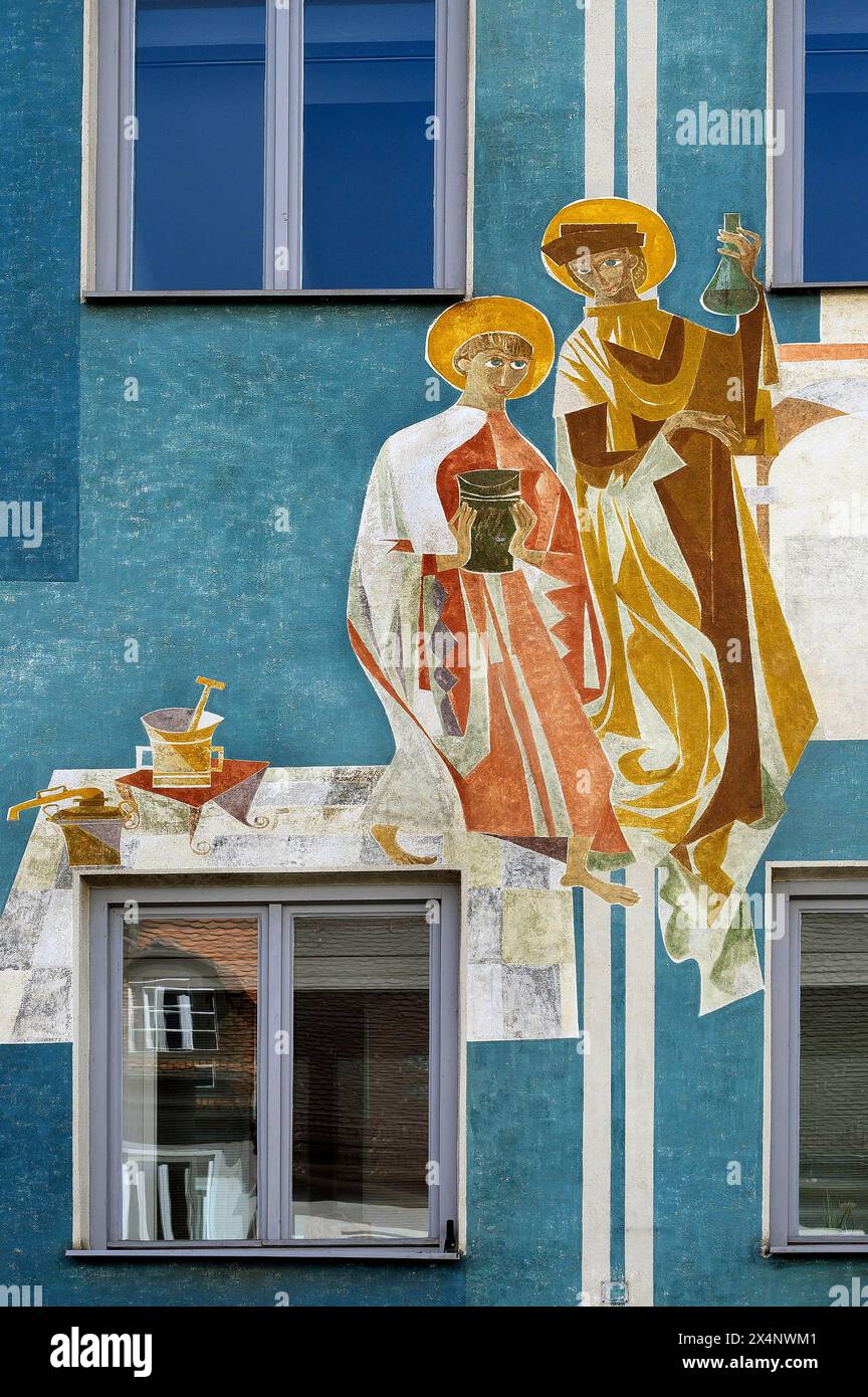 Pittura murale, affresco sulla facciata di una farmacia, due santi delle arti curative, Kaufbeuern, Allgaeu, Svevia, Baviera, Germania Foto Stock