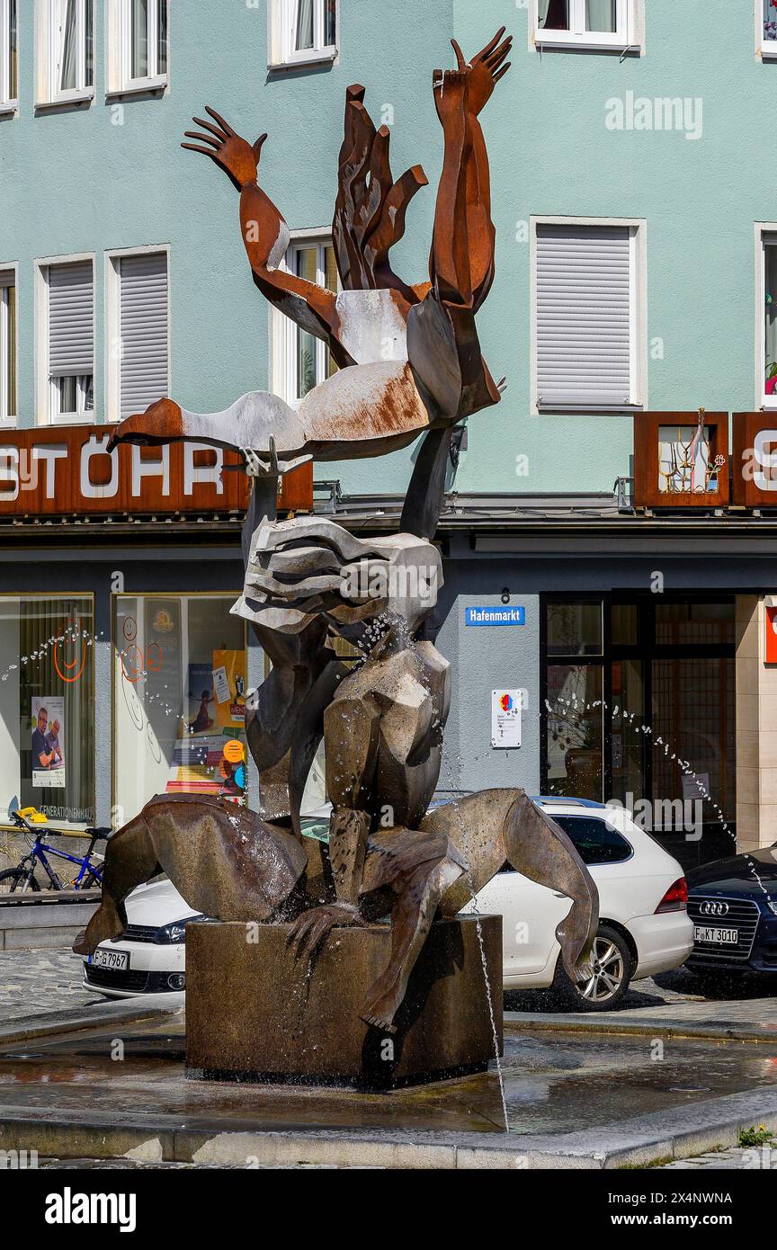 Fontana erostica progettata dall'artista Peter R. Mueller al mercato portuale, Kaufbeuern, Allgaeu, Svevia, Baviera, Germania Foto Stock
